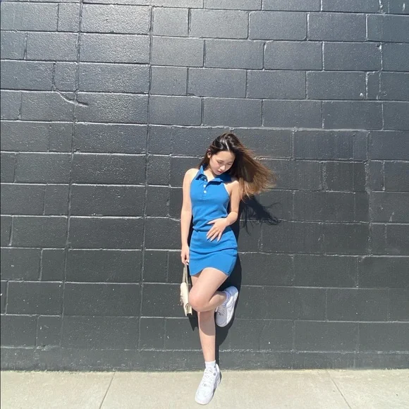 Korean-style women's sleeveless dress with a solid color slim fit designed. - Picture 2 of 8